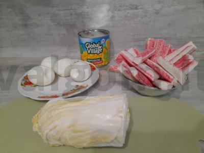 Krabų lazdelės salotos su Pekino kopūstu ir cukraus kukurūzais Žingsnis 2