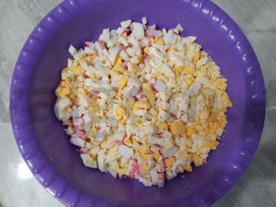 Krabų lazdelės salotos su Pekino kopūstu ir cukraus kukurūzais Žingsnis 5