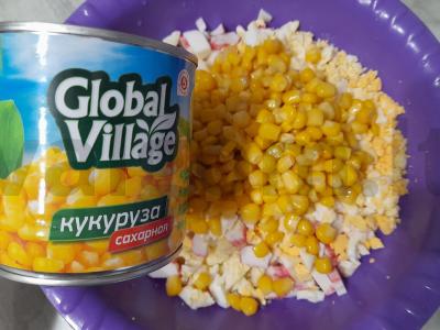 Krabų lazdelės salotos su Pekino kopūstu ir cukraus kukurūzais Žingsnis 6