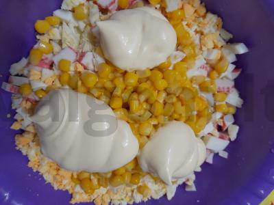 Krabų lazdelės salotos su Pekino kopūstu ir cukraus kukurūzais Žingsnis 7