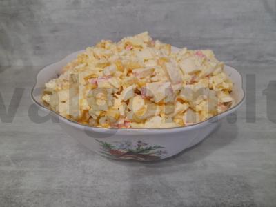 Krabų lazdelės salotos su Pekino kopūstu ir cukraus kukurūzais pagrindine nuotrauka