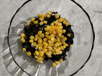 Jūros salotos su kukurūzais ir kiaušiniu Žingsnis 3