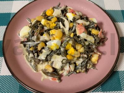 Jūros salotos su kukurūzais ir kiaušiniu pagrindine nuotrauka