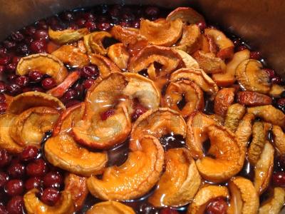 Kvapnus spanguolių ir džiovintų obuolių kompotas Žingsnis 2