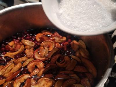 Kvapnus spanguolių ir džiovintų obuolių kompotas Žingsnis 3