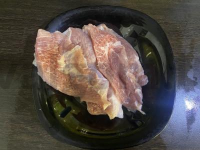 Kepinta kiaulienos kaklasvorytė, marinuota stalo krienuose Žingsnis 1