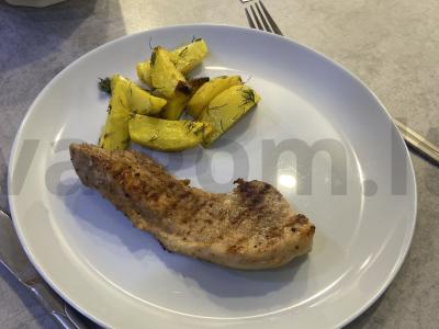 Kepinta kiaulienos kaklasvorytė, marinuota stalo krienuose pagrindine nuotrauka