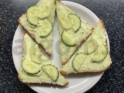 Sumuštiniai su avokadu ir varškės sūriu pagrindine nuotrauka