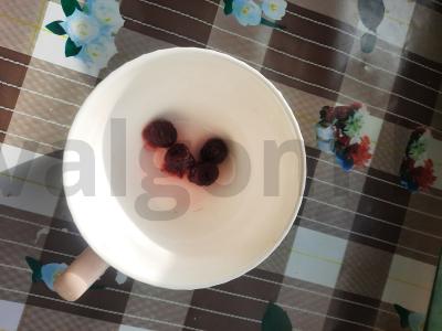 Arbata su rūgštelėmis, pridedant vyšnių ir persikų Žingsnis 1