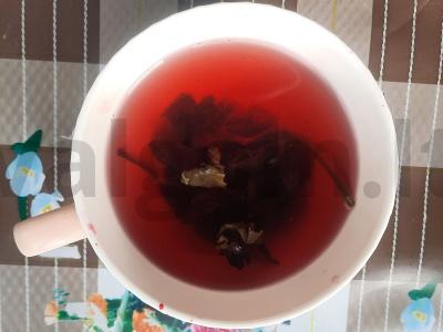 Arbata su rūgštelėmis, pridedant vyšnių ir persikų pagrindine nuotrauka