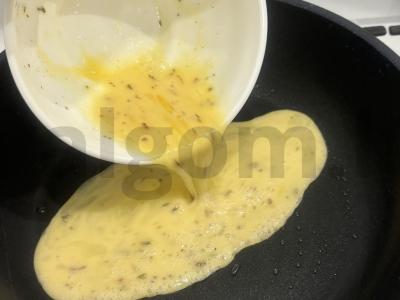 Sotūs kiaušinių ritinys pusryčiams Žingsnis 4