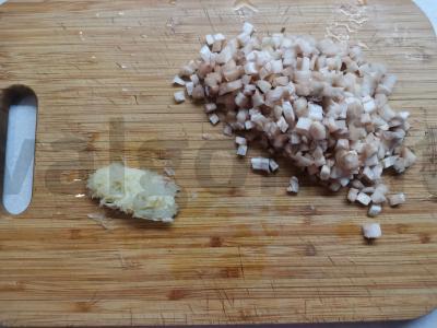 Šampinjonai, įdaryti suluguni sūriu Žingsnis 2