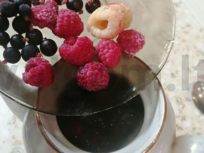 Arbata su aviečių lapais ir šaldytomis uogomis Žingsnis 3