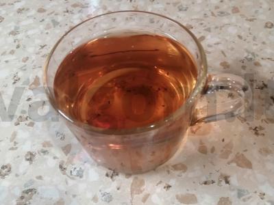 Arbata su aviečių lapais ir šaldytomis uogomis pagrindine nuotrauka