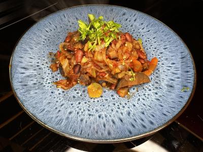 Baklažanai su pupelėmis ir pomidorų tyrė pagrindine nuotrauka