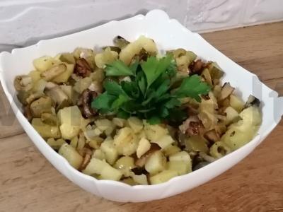 Vegetariškas salotas su alyvuogėmis ir pievagrybiais pagrindine nuotrauka