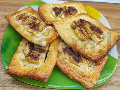 Keptas sluoksniuotas pyragas su obuoliu ir cinamonu pagrindine nuotrauka