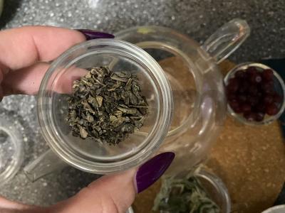 Žalioji arbata su spanguolėmis, mėtomis ir medumi Žingsnis 1