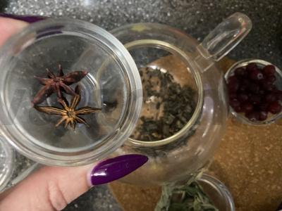 Žalioji arbata su spanguolėmis, mėtomis ir medumi Žingsnis 3