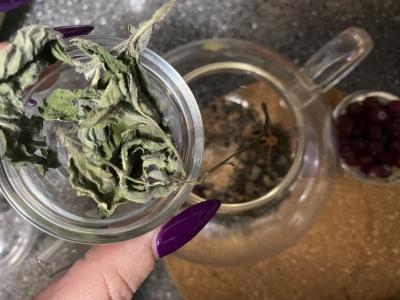 Žalioji arbata su spanguolėmis, mėtomis ir medumi Žingsnis 4