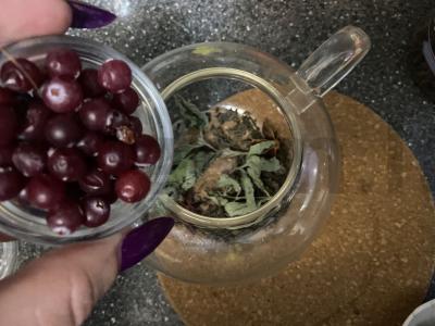 Žalioji arbata su spanguolėmis, mėtomis ir medumi Žingsnis 5