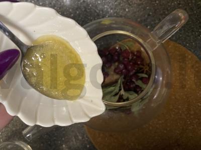 Žalioji arbata su spanguolėmis, mėtomis ir medumi Žingsnis 6