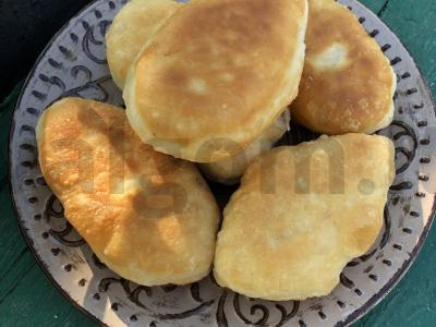 Pyragėliai su kiaušiniu ir svogūnais pagrindine nuotrauka