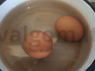 Kiaušinių užkandis su menkių ikrais ir dižono garstyčiomis Žingsnis 1