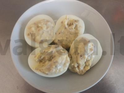 Kiaušinių užkandis su menkių ikrais ir dižono garstyčiomis pagrindine nuotrauka