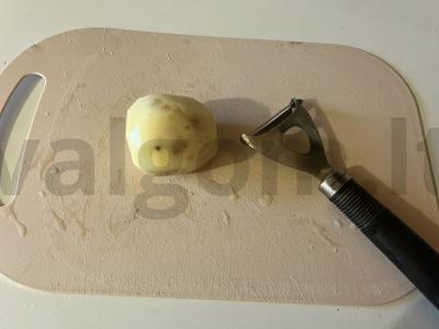 Namų bulvių traškučiai su sūrio padažu Žingsnis 1