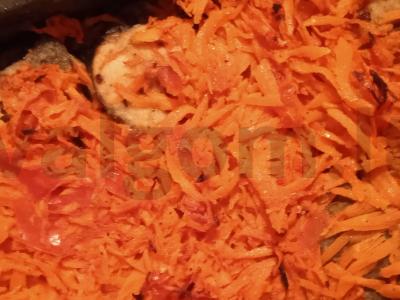 Žuvies patiekalas su daržovėmis pagrindine nuotrauka