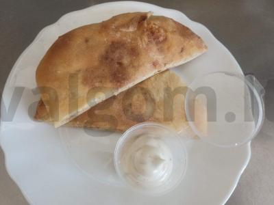 Kvietiniai blyneliai su varške ir česnaku pagrindine nuotrauka