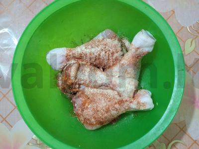 Rudai vištienos blauzdos su bulvėmis po sūrio plutele Žingsnis 1