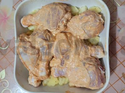 Rudai vištienos blauzdos su bulvėmis po sūrio plutele Žingsnis 5