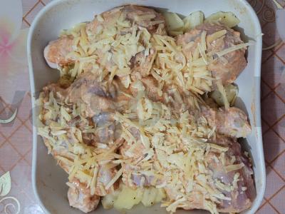 Rudai vištienos blauzdos su bulvėmis po sūrio plutele Žingsnis 6