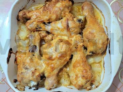 Rudai vištienos blauzdos su bulvėmis po sūrio plutele pagrindine nuotrauka