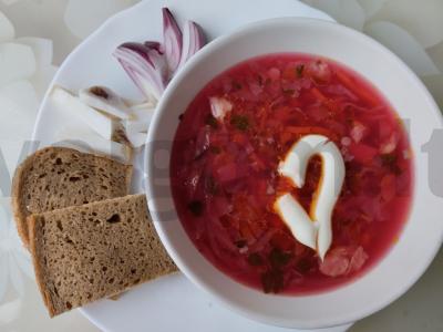 Borsčas su kiaulės kulšimi pietums pagrindine nuotrauka