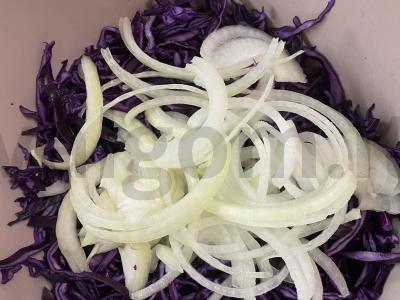 Troškinta raudonoji kopūstinė su pomidorų pasta ir saldžiaisiais pipirais Žingsnis 2