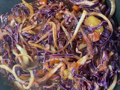 Troškinta raudonoji kopūstinė su pomidorų pasta ir saldžiaisiais pipirais Žingsnis 5