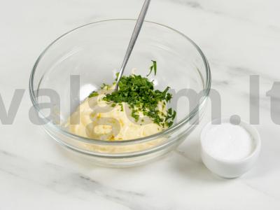 Kvapnus česnakinis sviestas tostams Žingsnis 2