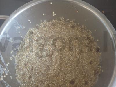 Kvinoja su spanguolėmis ir žolelėmis Žingsnis 2