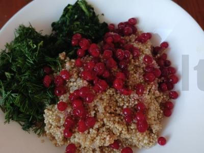 Kvinoja su spanguolėmis ir žolelėmis pagrindine nuotrauka