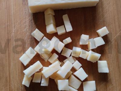 Salotas su kiaušiniu, krabų lazdelėmis, kukurūzais ir sūriu Žingsnis 1