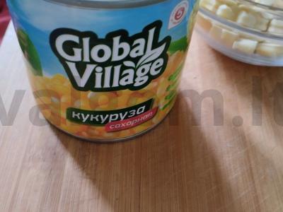 Salotas su kiaušiniu, krabų lazdelėmis, kukurūzais ir sūriu Žingsnis 2