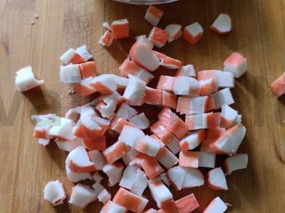 Salotas su kiaušiniu, krabų lazdelėmis, kukurūzais ir sūriu Žingsnis 3