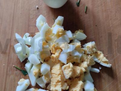 Salotas su kiaušiniu, krabų lazdelėmis, kukurūzais ir sūriu Žingsnis 4