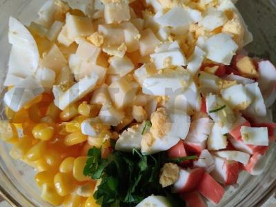 Salotas su kiaušiniu, krabų lazdelėmis, kukurūzais ir sūriu Žingsnis 6