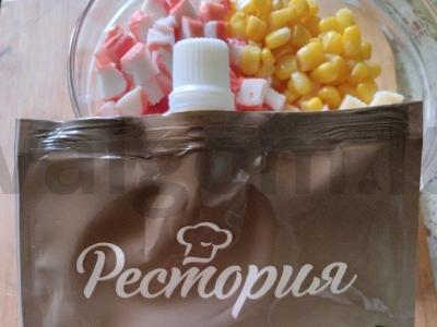 Salotas su kiaušiniu, krabų lazdelėmis, kukurūzais ir sūriu Žingsnis 7