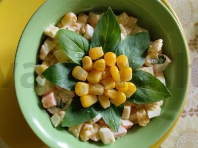 Salotas su kiaušiniu, krabų lazdelėmis, kukurūzais ir sūriu pagrindine nuotrauka