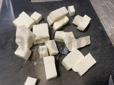 Graikiškas salotas su vyšniniais pomidorais ir raudonėliu Žingsnis 1